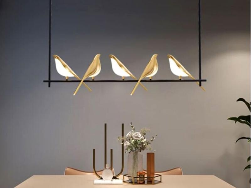 Подвесной светильник с птицами над обеденным столом добавляет шарм в интерьер кухни